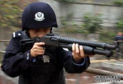 为什么航运公司手中拿着霰弹枪？