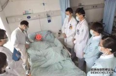 他免费捐赠了1100亿文化资产，我想住在老人附近