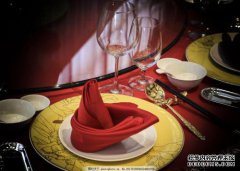 刘广东亲自煮熟了厨房。由于房子是西餐，比中