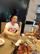 女孩想要吃，并为吃三种串烤而感到羞耻，她会