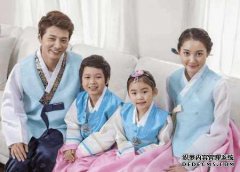 在韩国摔跤手中写有8个汉字。很多韩国人不懂，