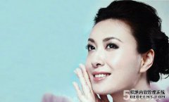 女性办公室里有一张无限制的美容卡，一个月后