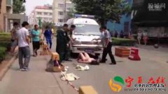 在回家的路上，一个“赤身裸体”的男人出现在
