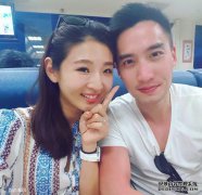 她被称为最美丽的双语锚女，并与一个富有的外