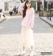 汗水+裙子，无论是单独还是在室内都很漂亮。