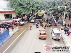 潮州市这一区域存在安全隐患。街对面的行人很