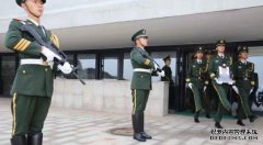 烈士的成龙国王接受了“火祭仪式”。哭泣的父