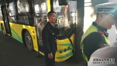 来自广东省的男乘客上了车，多次拉了司机。公