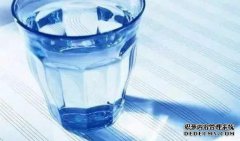 请把一些切片放入沸水中。这与抽一堆香烟和清