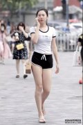 街头节奏：姐姐妹妹的短衬衫和短裙，看起来像