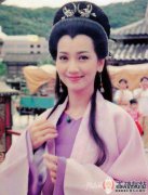 赵亚智小时候很惊讶。在看到手榴弹的妹妹后，