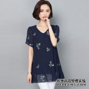 重量不到100磅，她是一个自豪的曲线在红色的网