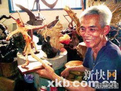 阿伯很难在风暴中拍照。王元对这场冲突很着迷