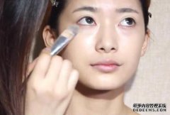 遮瑕膏对你的皮肤不好！化妆师教你“三步”，