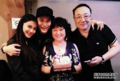 黄晓明，宝宝是一个两岁的儿子，青生，黑发很