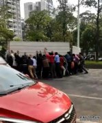那个男人翻了车，不小心把那个女人放在车后面