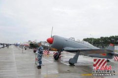 中国空军举行武器和装备展览。
