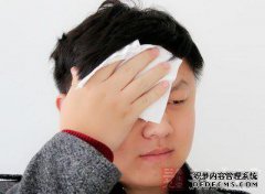 如何在腋下出汗？
