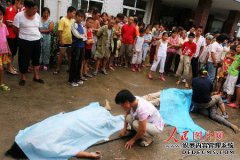 会安有葬礼。如果一个女人来月经，这个女人可