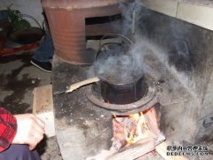 不要看脏衣服，炉子桌子总是在家里，很脏，有